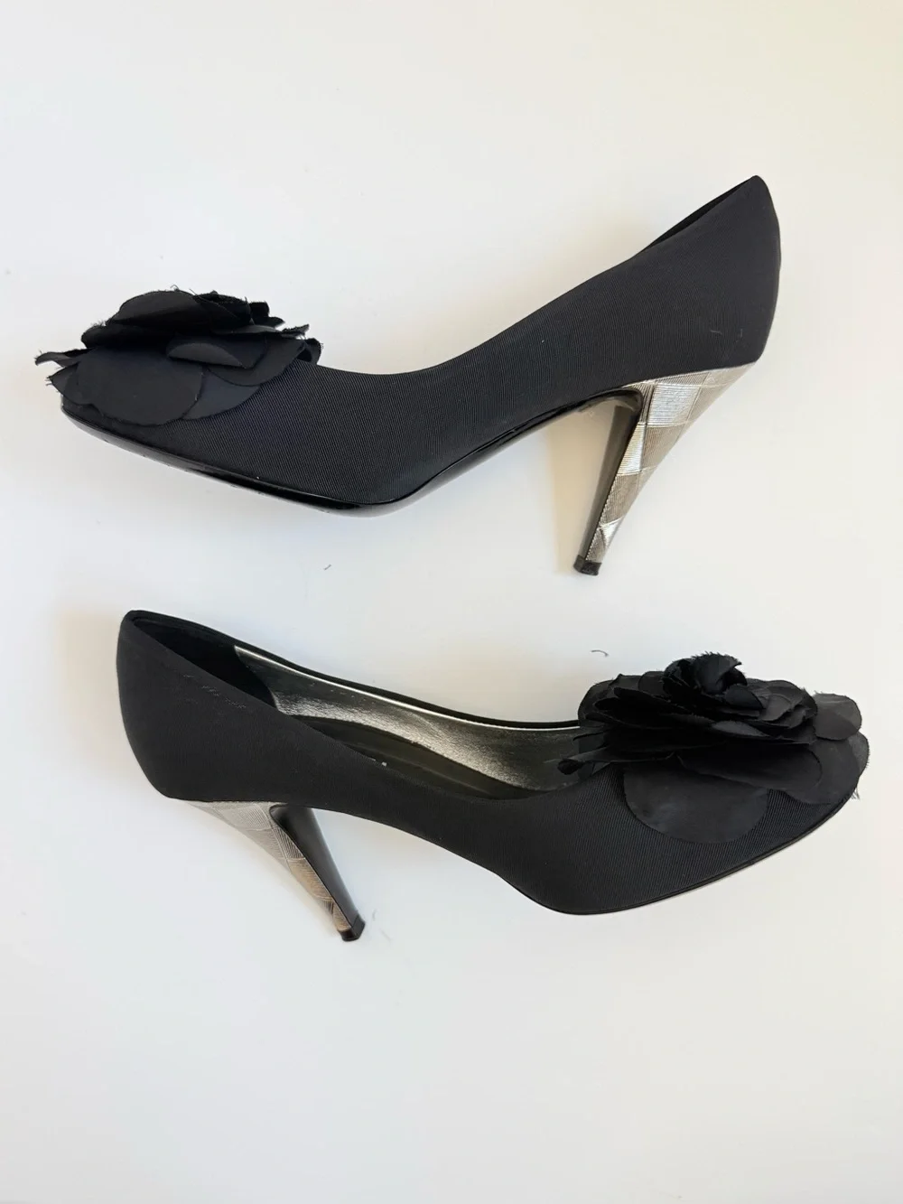 Chanel G27473 Camellia Flower Satin Pumps Silver CC Heels Karl Era EU 38